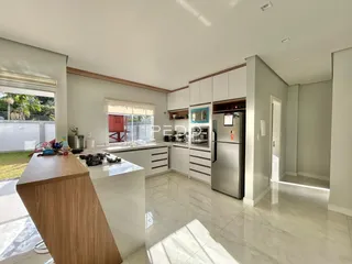 Vista da cozinha moderna de um imóvel em Lajeado, Brasil.