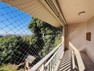 Vista de uma varanda com cerca de arame em Lajeado.