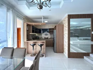 A sala de estar e cozinha de uma residência em Lajeado, Brasil.