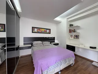 Foto de um quarto com cama e móveis em um imóvel.