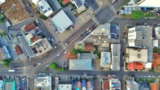 Vista aérea de um cruzamento de ruas e edifícios na área urbana de Lajeado.