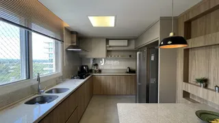 Uma cozinha moderna com armários de madeira e janela.