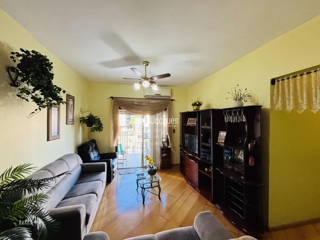 Sala de estar com sofá e móveis de madeira em Lajeado, Brasil.