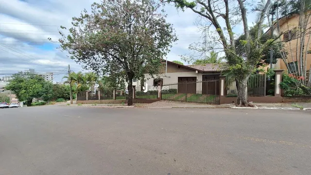 Fachada de uma residência em Lajeado, Brasil, com cerca e árvores.