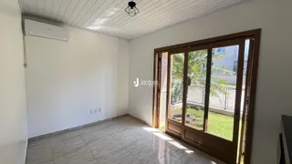 Ambiente interno com piso de cerâmica e porta de vidro.