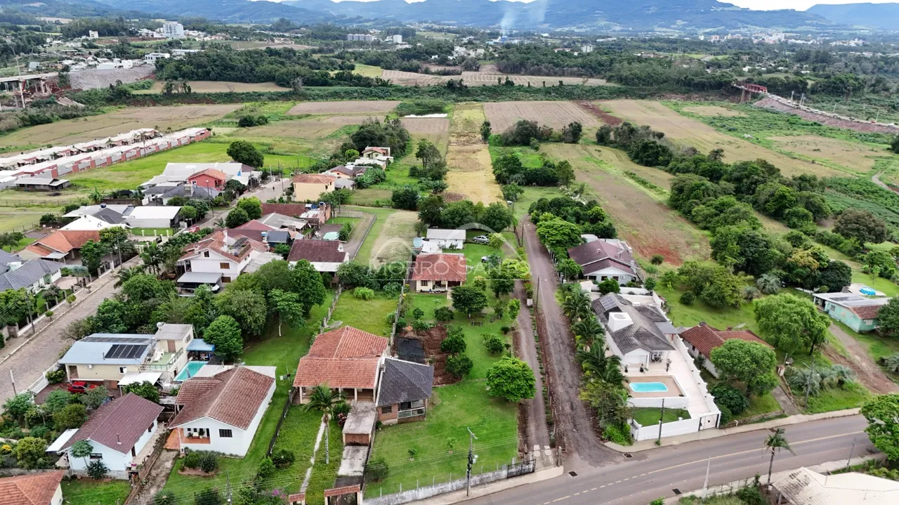 Vista aérea de uma propriedade com casas e áreas verdes no interior de Lajeado.