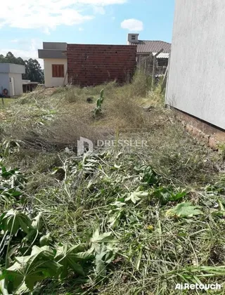 Foto da fachada de uma propriedade em Lajeado, Brasil, com vegetação alta.