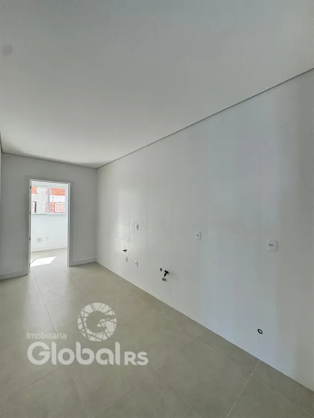 Corredor interno de uma residência com paredes brancas.