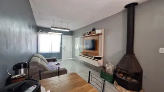 Sala de estar com sofá e lareira em um imóvel no Brasil.