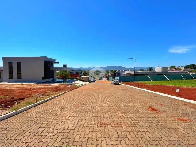 Vista externa de uma propriedade em Lajeado, Brasil, mostrando uma entrada pavimentada.