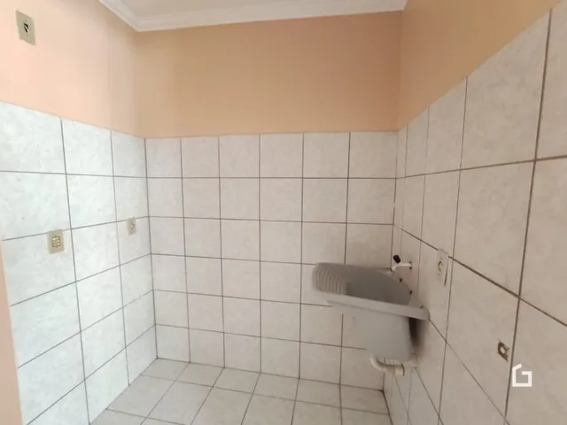 Parede interna com revestimento de cerâmica branca.