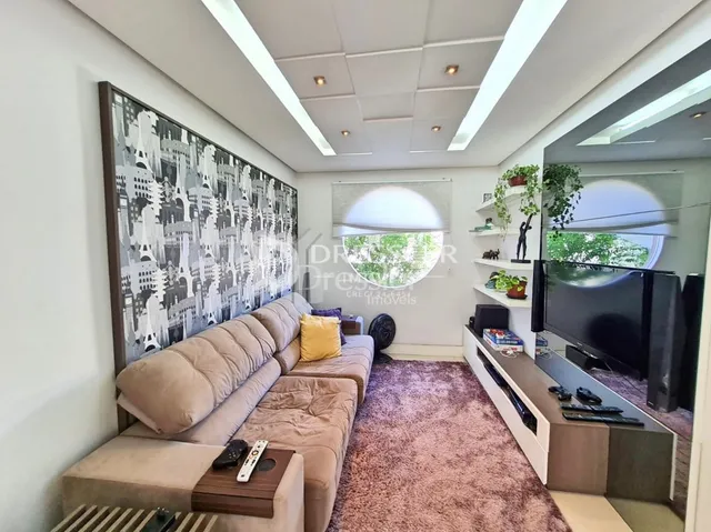 Sala de estar com sofá e decoração moderna.