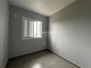 Foto de um ambiente interno com paredes cinzas e piso claro.