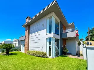 Fachada de uma casa moderna em Lajeado, Brasil, com jardim gramado.