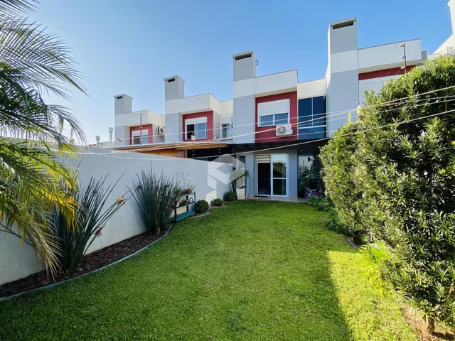 Fachada de uma residência moderna em Lajeado, Brasil, com jardim gramado na frente.