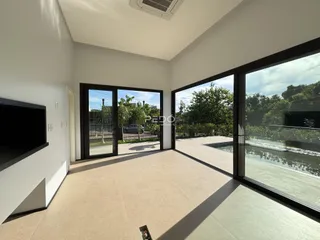 Sala de estar com portas de vidro abrindo para o exterior