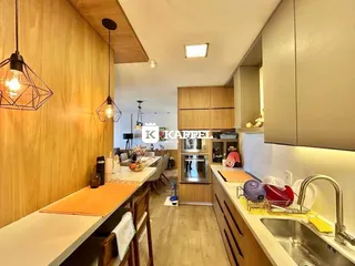 Foto de uma cozinha com armários de madeira e bancada clara.