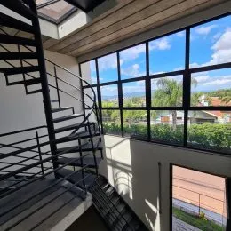 Vista externa de um balcão com vista para a paisagem urbana.