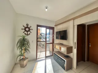 Sala de estar com porta de vidro e decoração de planta.