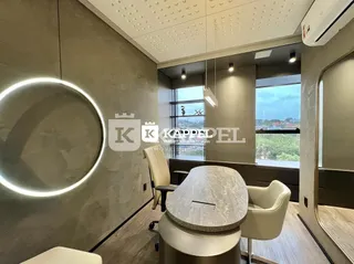 Sala de estar moderna com iluminação em LED e piso de madeira.