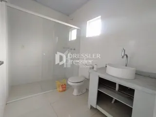 Foto de um banheiro interno com piso claro e teto branco.