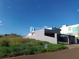 Fachada moderna de uma residência em Lajeado, Brasil, com vegetação alta na frente.