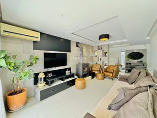 Sala de estar moderna com lareira e decoração contemporânea.