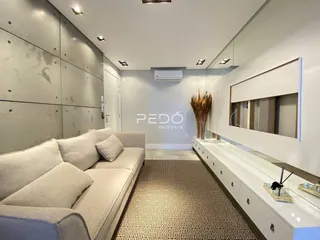 Sala de estar moderna com sofá e painéis de parede em um imóvel no Brasil.