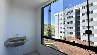 Interior com pia de pedra em um ambiente claro.