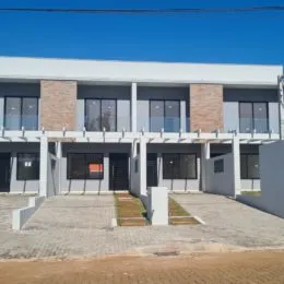 Fachada externa de uma casa em Lajeado, Brasil, com revestimento de tijolos aparentes.