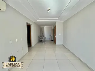 Corredor interno de uma residência com piso de cerâmica clara e paredes brancas.