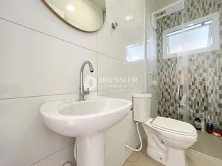 Foto de um banheiro com pia e vaso sanitário em um imóvel.