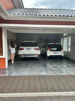 Fachada da casa em Lajeado, Brasil, mostrando a entrada e a garagem.