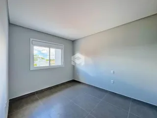 Ambiente interno de uma sala com paredes cinzas e piso de cerâmica.