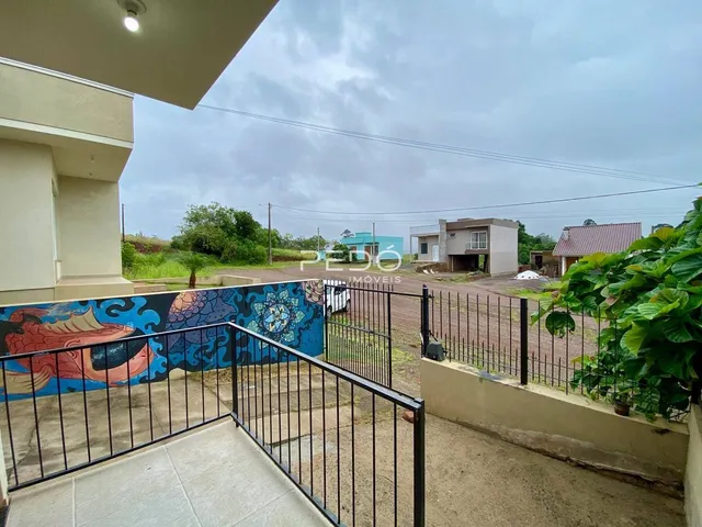 Vista da fachada de uma residência em Lajeado, Brasil, com cerca e jardim.