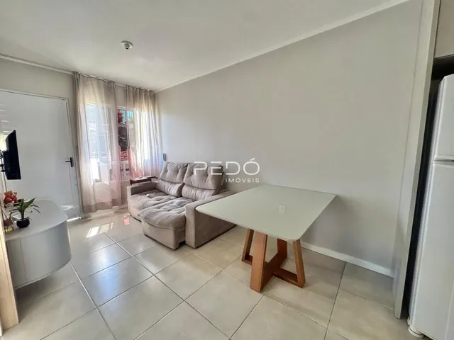 Sala de estar com piso de cerâmica clara e sofá.