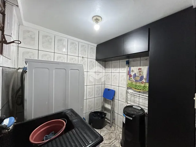 Foto de um interior com revestimento cerâmico e armários escuros.
