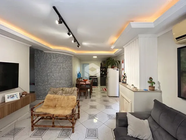 Sala de estar com piso de cerâmica e móveis de vime.