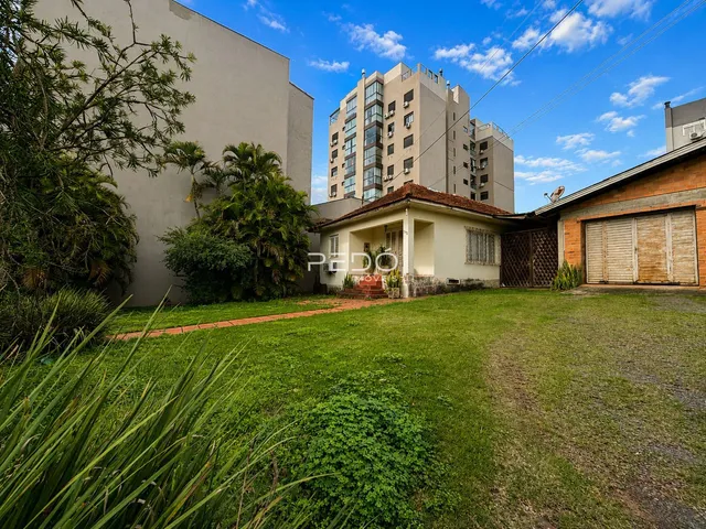 Vista externa de uma residência com jardim e garagem.