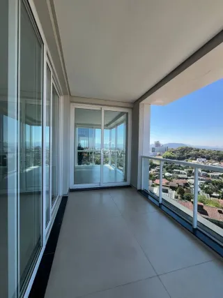 Varanda com vista panorâmica da paisagem urbana.
