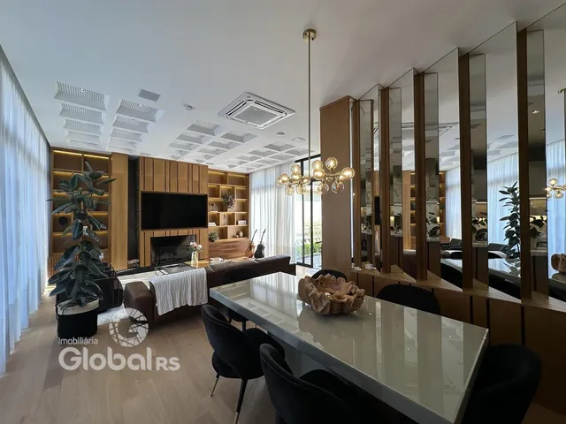 Sala de estar moderna com lareira e painéis de madeira.