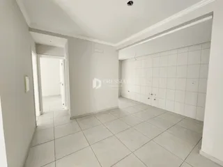 Hall de entrada com piso de cerâmica e paredes brancas.