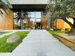 A fachada moderna de uma residência em Lajeado, Brasil, com grandes janelas de vidro.