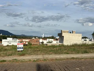 Vista externa de uma residência em Lajeado, Brasil, com vegetação ao redor.