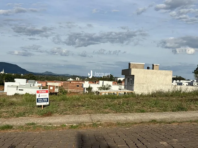 Vista externa de uma residência em Lajeado, Brasil, com vegetação ao redor.