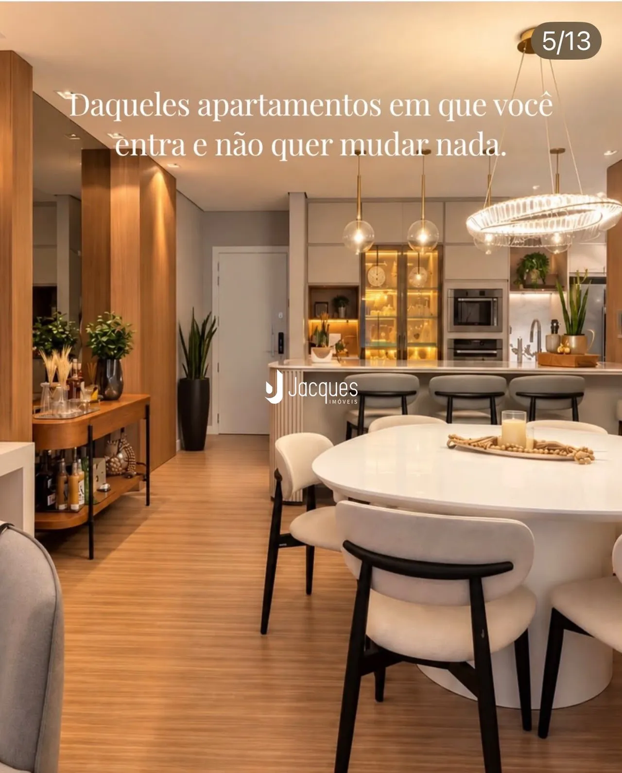 Interior de um apartamento moderno com sala de jantar e cozinha em Lajeado.