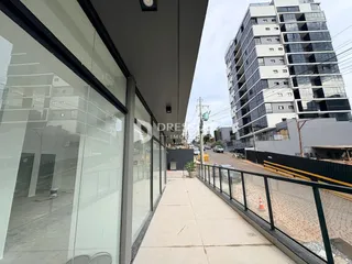 Fachada de um prédio moderno em Lajeado, Brasil.
