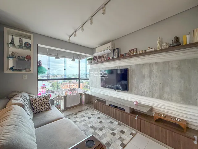 Sala de estar com grande janela de vista para a paisagem.