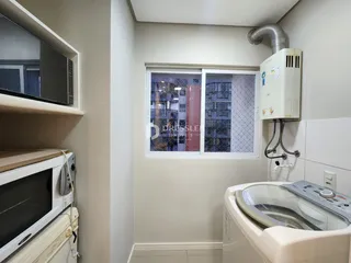 Foto de um ambiente interno com janela e máquina de lavar roupa.