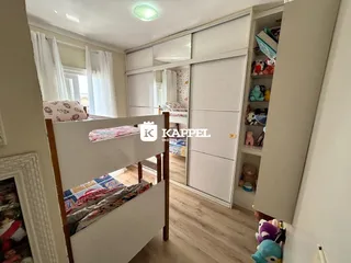 Foto de um quarto com cama e armário em um imóvel.